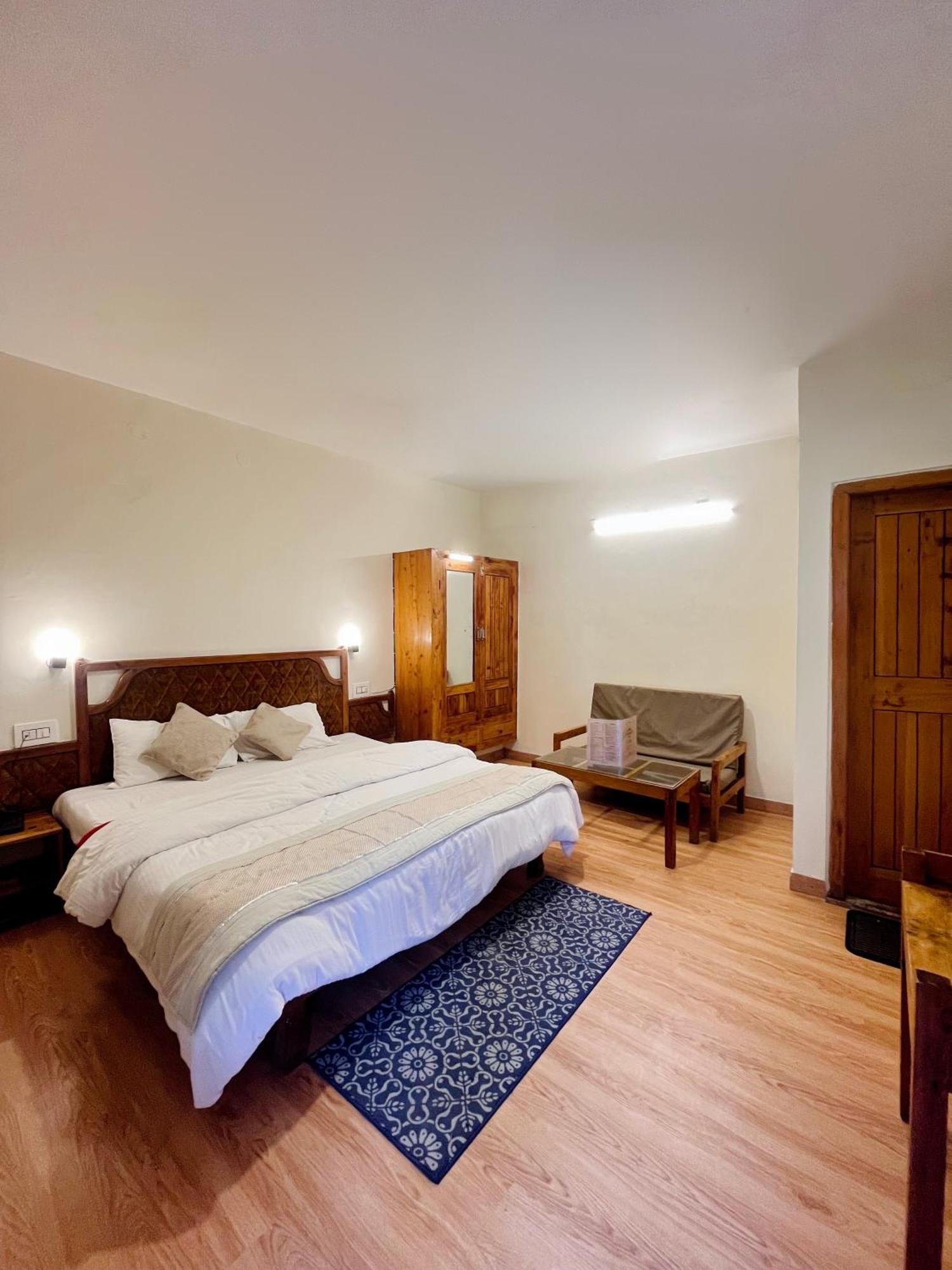 Tourist Hotel 10 Minutes Walking Distance From The Mall Манали Экстерьер фото