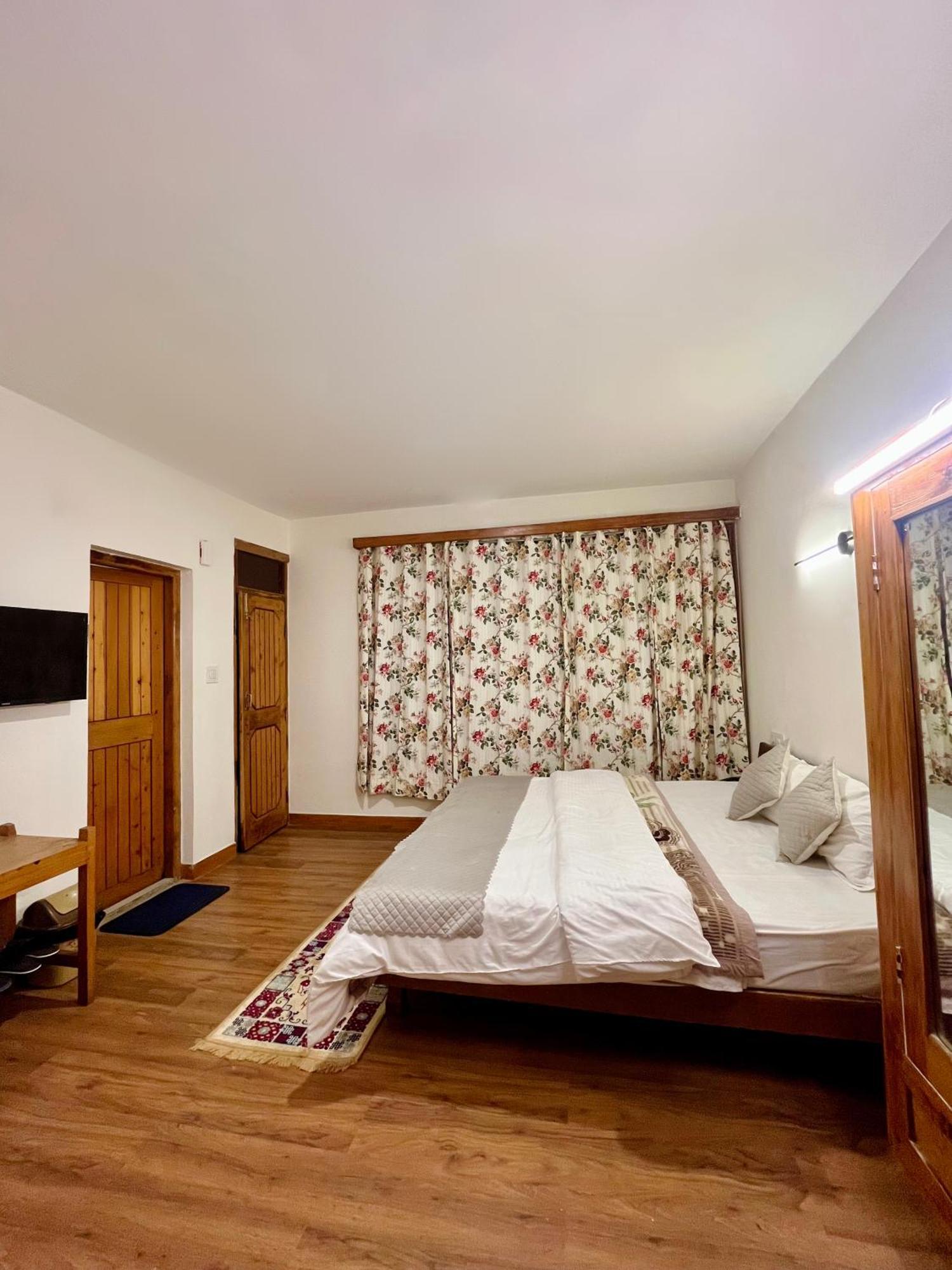 Tourist Hotel 10 Minutes Walking Distance From The Mall Манали Экстерьер фото