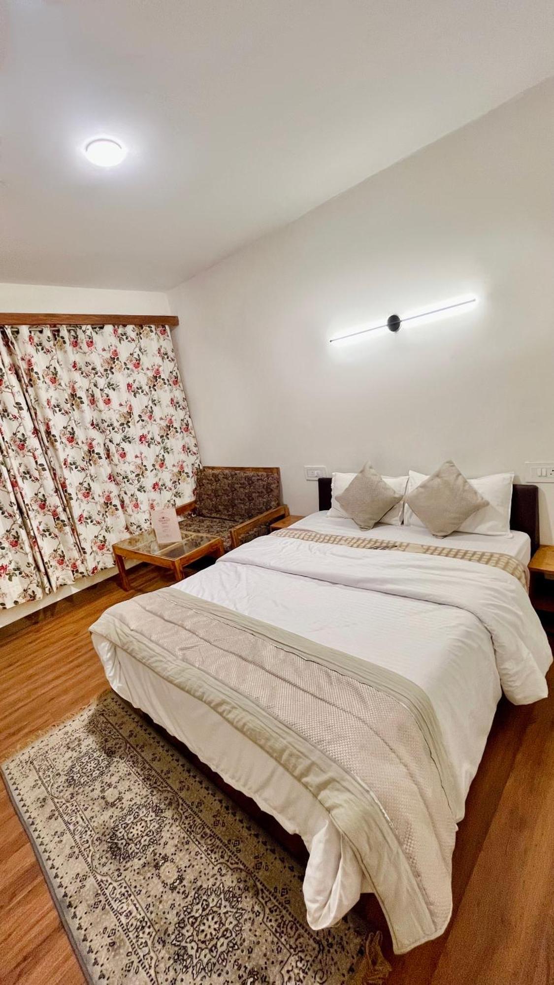 Tourist Hotel 10 Minutes Walking Distance From The Mall Манали Экстерьер фото