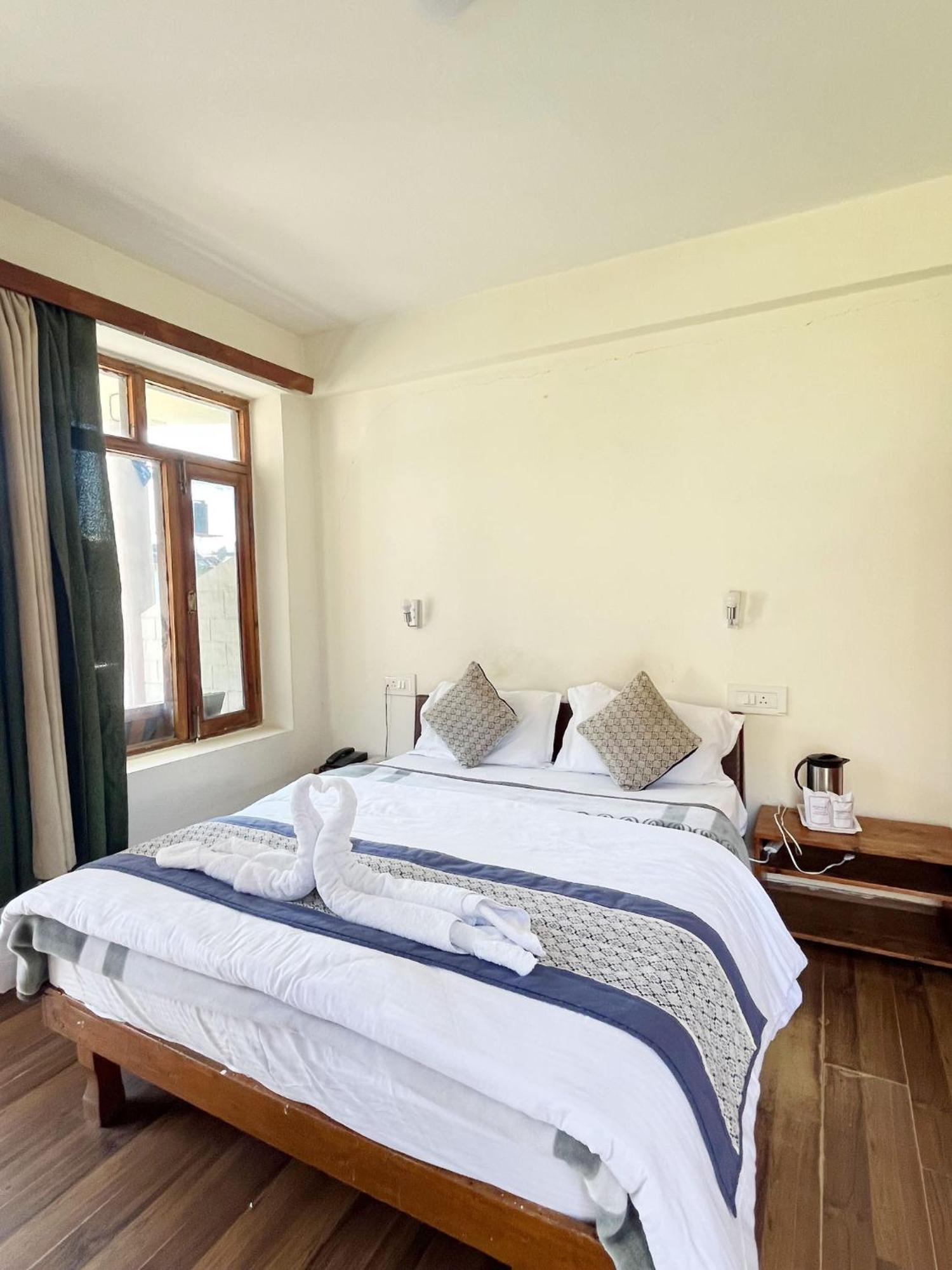 Tourist Hotel 10 Minutes Walking Distance From The Mall Манали Экстерьер фото