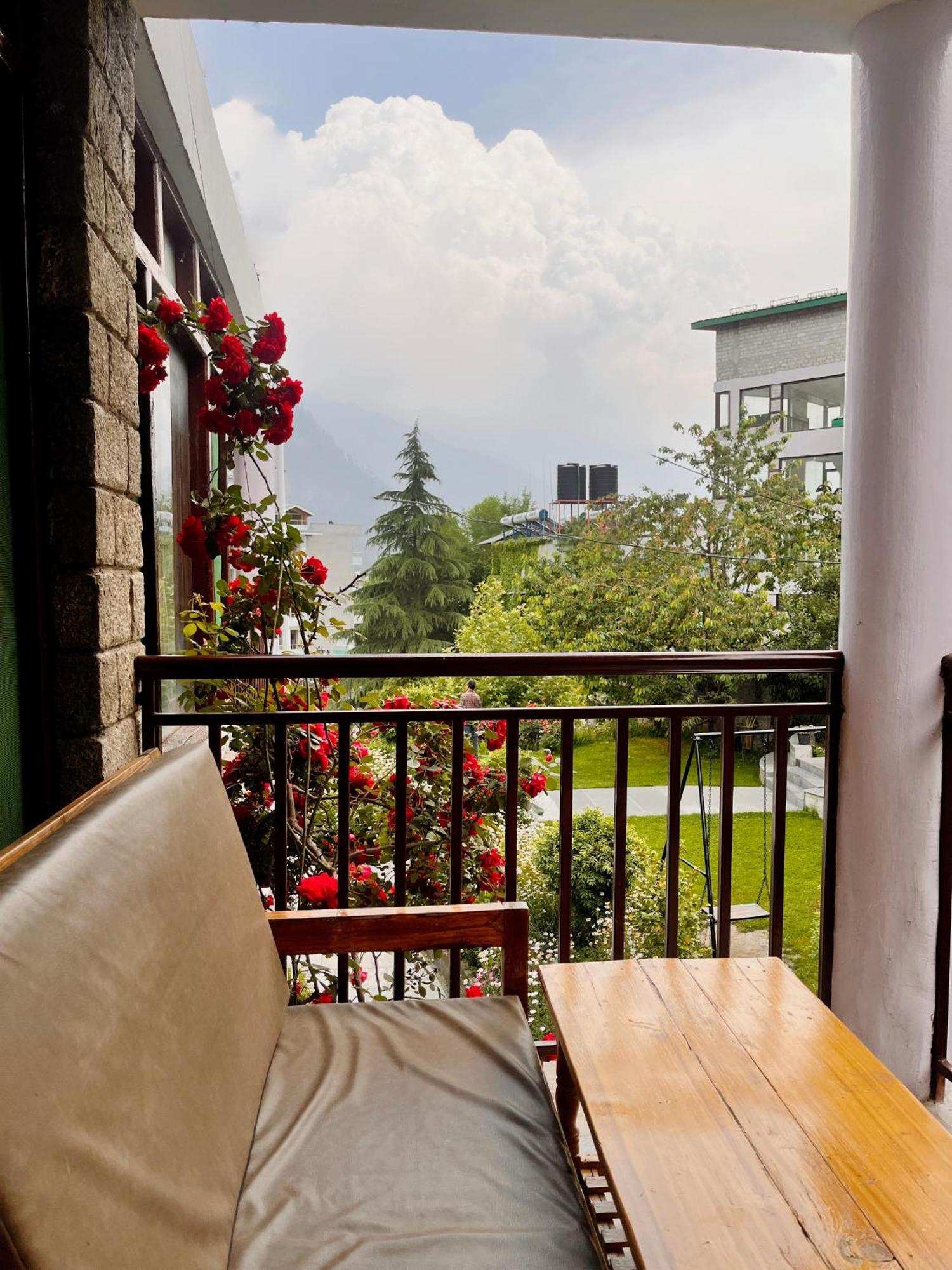 Tourist Hotel 10 Minutes Walking Distance From The Mall Манали Экстерьер фото