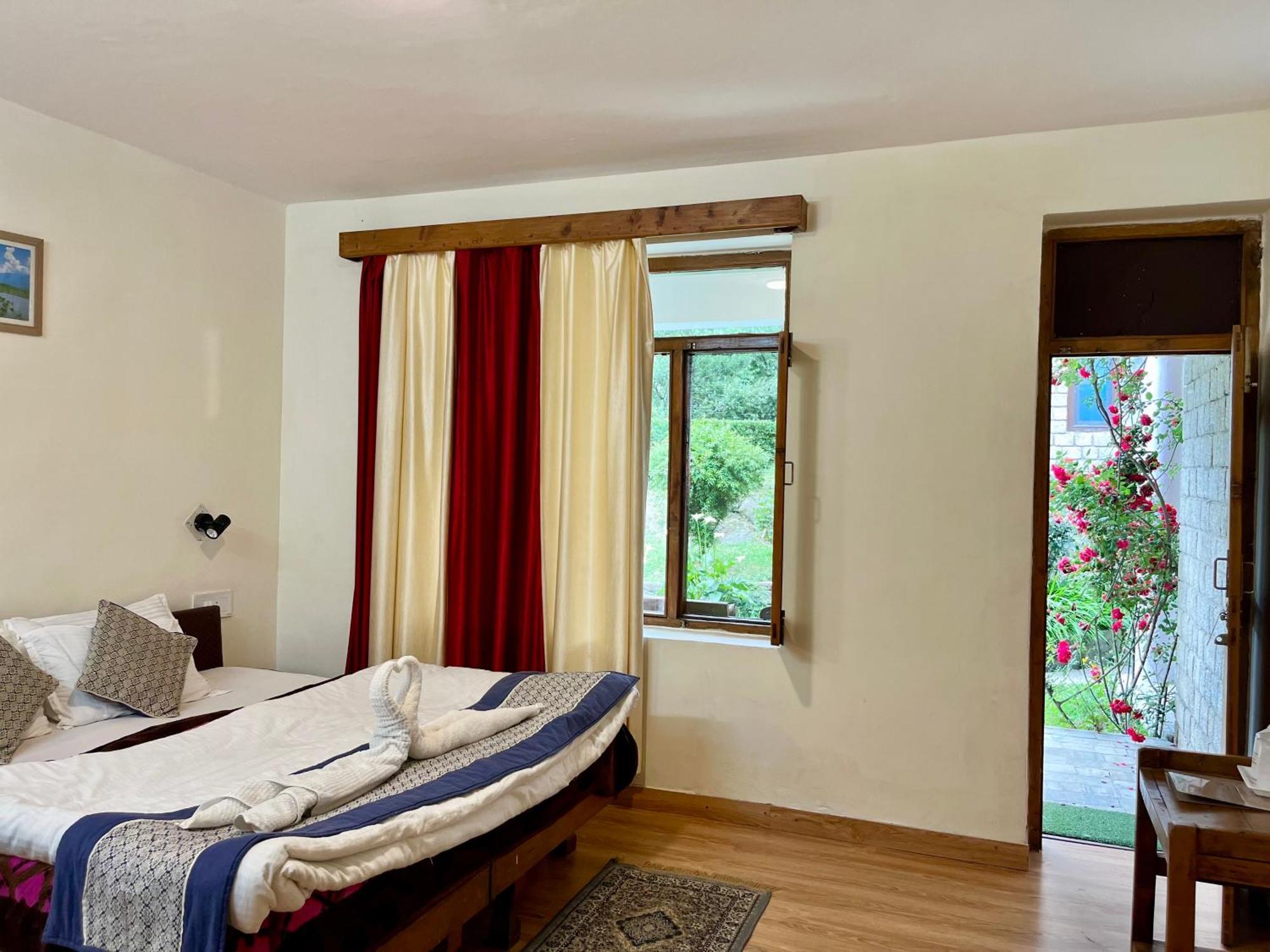 Tourist Hotel 10 Minutes Walking Distance From The Mall Манали Экстерьер фото