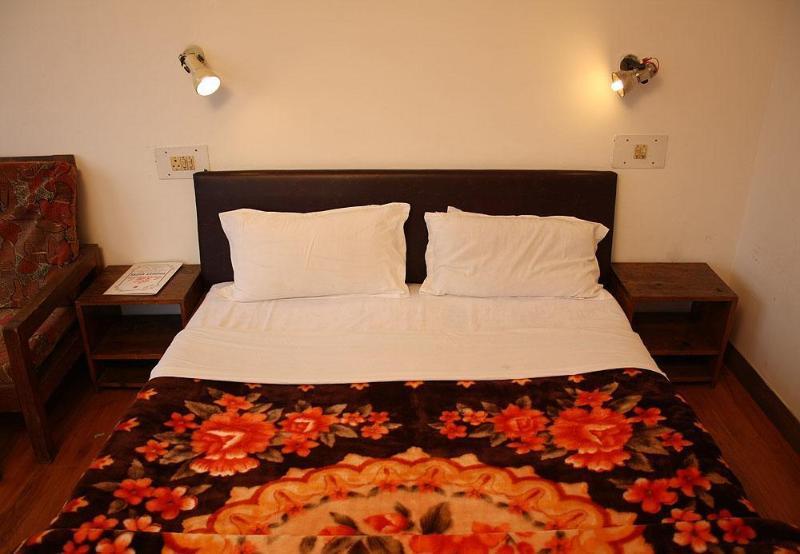 Tourist Hotel 10 Minutes Walking Distance From The Mall Манали Экстерьер фото